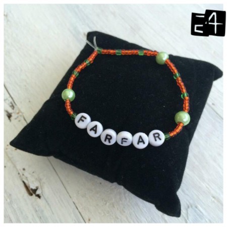 Enkelt armband med texten FARFAR. Orangea & gröna pärlor. PRIS: 55kr  (62kr inkl porto)